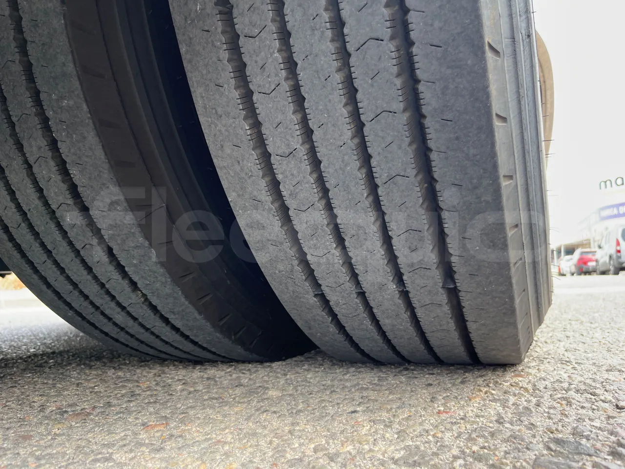 Irizar i6 15.35 - EUR6 - 331kW - 14.98m - tread condition front tires left