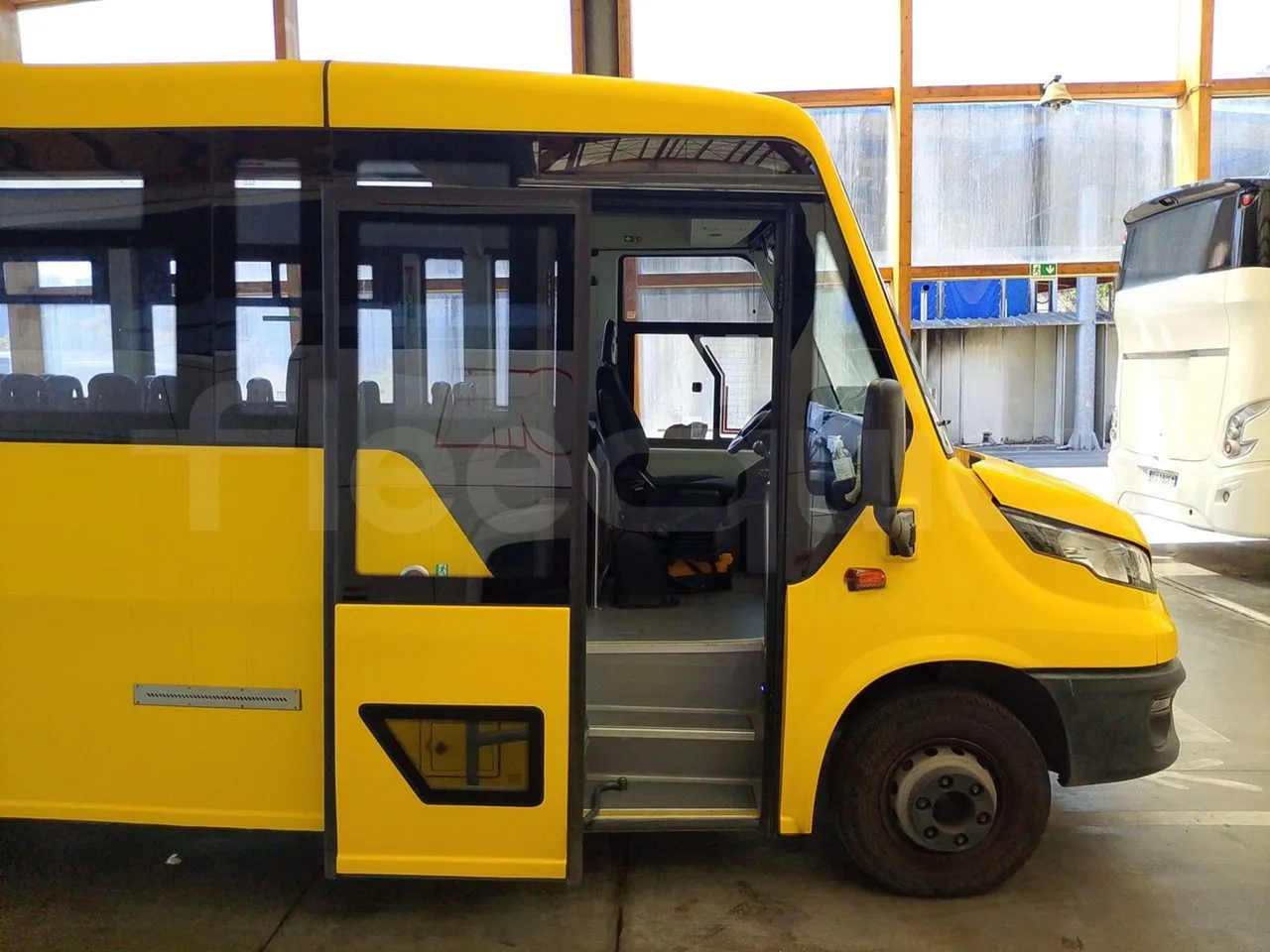 Iveco Indcar WGIVMY11 MOBI SCUOLABUS - EUR6 - 100Kw - 8,592m - front door 1 open