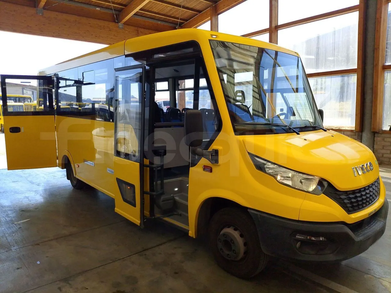 Iveco Indcar WGIVMY11 MOBI SCUOLABUS - EUR6 - 100Kw - 8,592m - 3/4 right front doors open