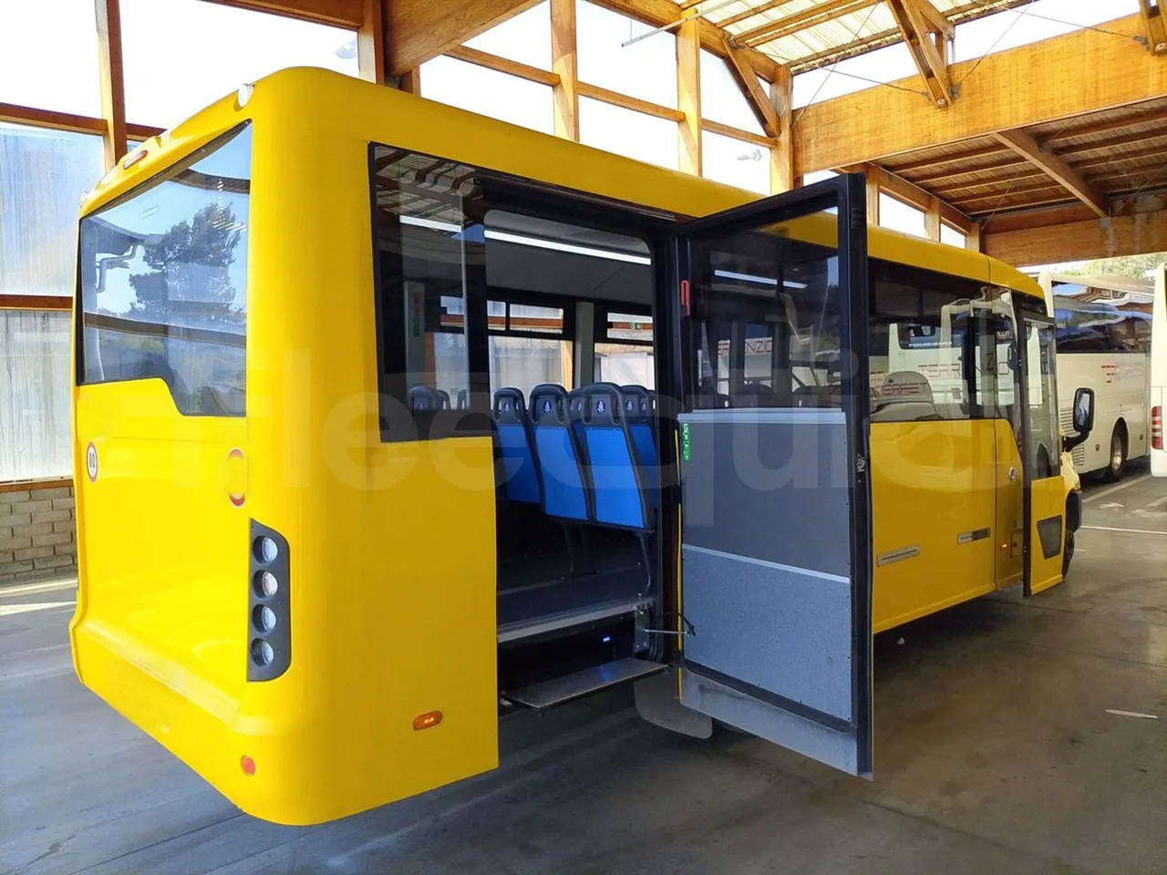 Iveco Indcar WGIVMY11 MOBI SCUOLABUS - EUR6 - 100Kw - 8,592m - 3/4 right rear doors open