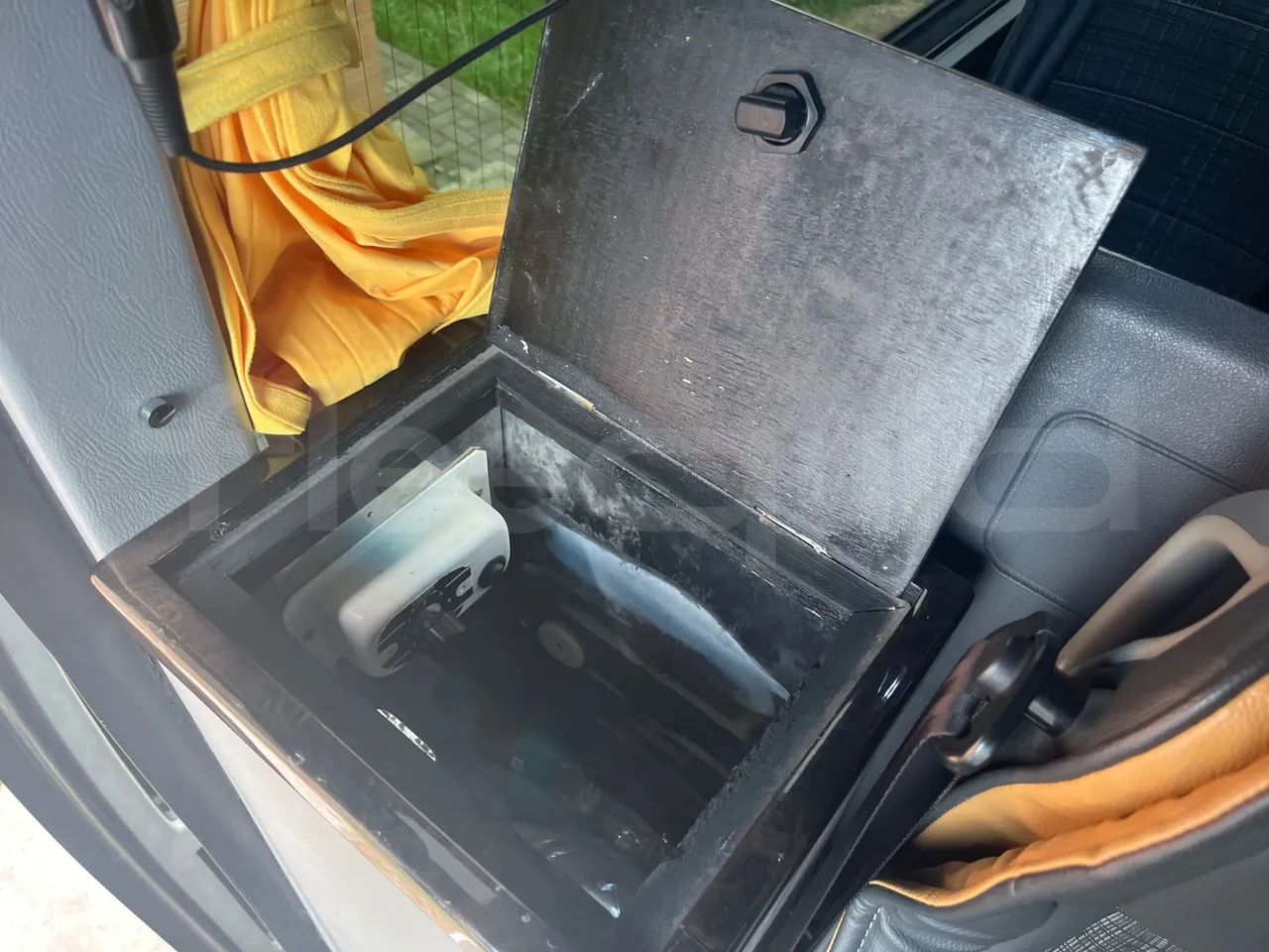 Mercedes-Benz Atego 967PKX2 - Euro 6 - 175 kW - 8 mt - armrest detail photo