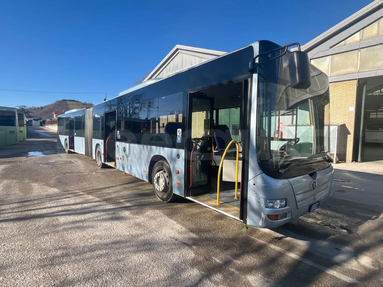 Man Lion's City A23 - Euro4 -257kW -18mt - 3/4 right front doors open