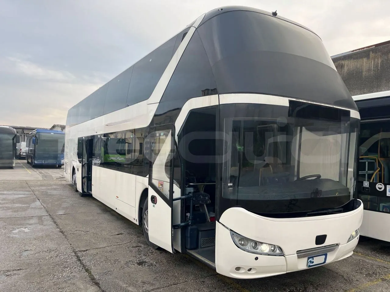 Neoplan Skyliner L - EUR6 - 371kW - 14.0000m - 3/4 right front doors open