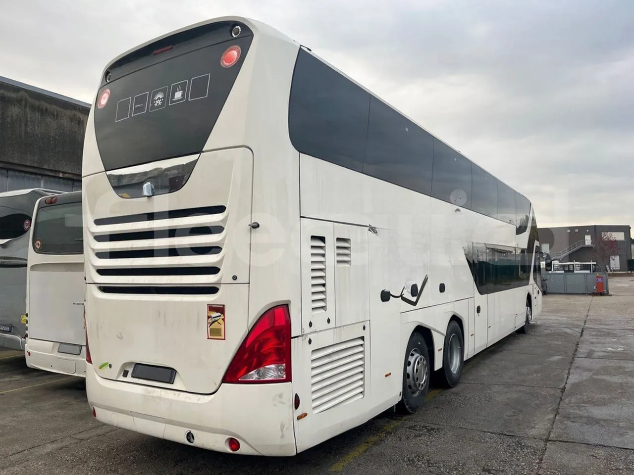 Neoplan Skyliner L - EUR6 - 371kW - 14.0000m - 3/4 right rear doors closed