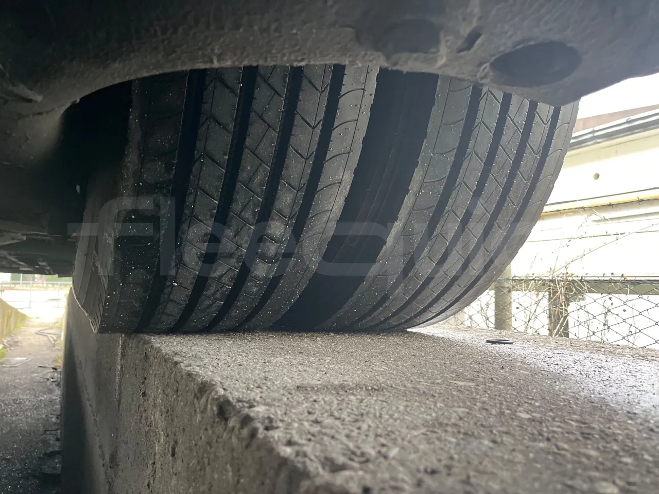 Neoplan Skyliner L - EUR6 - 371kW - 14.0000m - tread condition front tires left