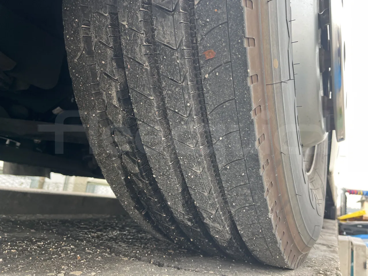 Neoplan Skyliner L - EUR6 - 371kW - 14.0000m - tread condition front tires right