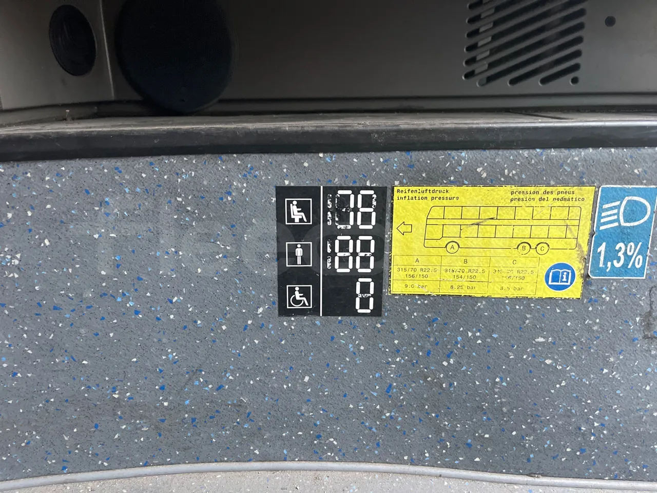 Neoplan Skyliner L - EUR6 - 371kW - 14.0000m - seat plate photo