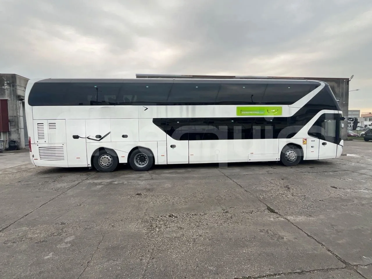 Neoplan Skyliner L - EUR6 - 371kW - 14.0000m - right side doors closed