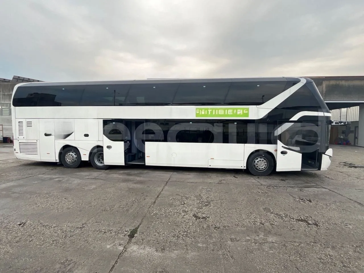 Neoplan Skyliner L - EUR6 - 371kW - 14.0000m - right side doors open