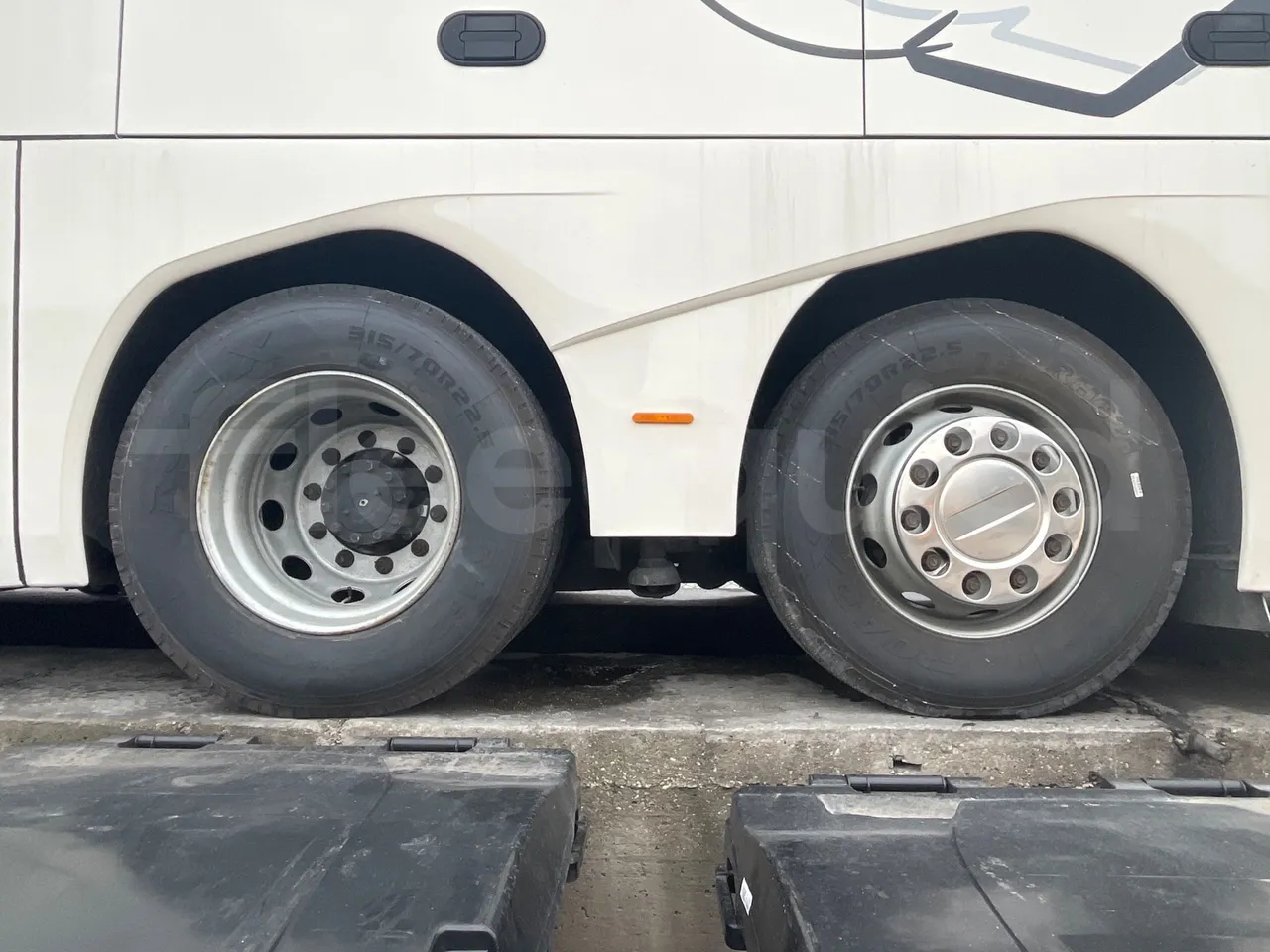 Neoplan Skyliner L - EUR6 - 371kW - 14.0000m - rear left tire photo
