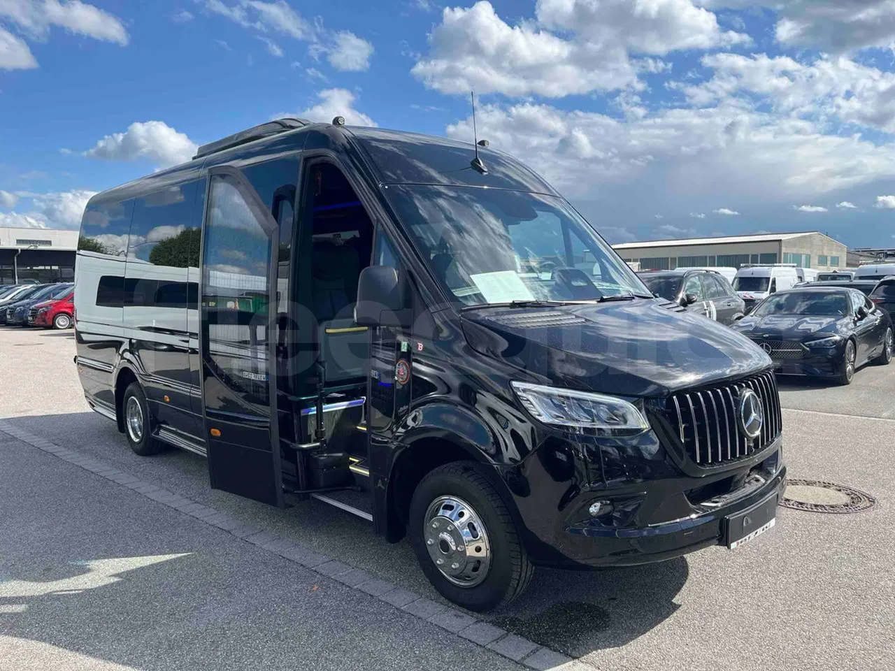 Mercedes-Benz Sprinter - 3/4 right front doors open