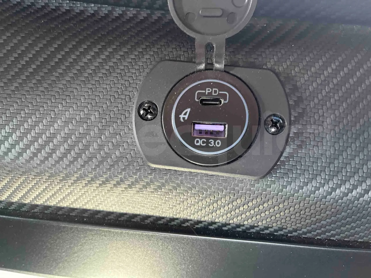 Mercedes-Benz Sprinter - usb charging detail