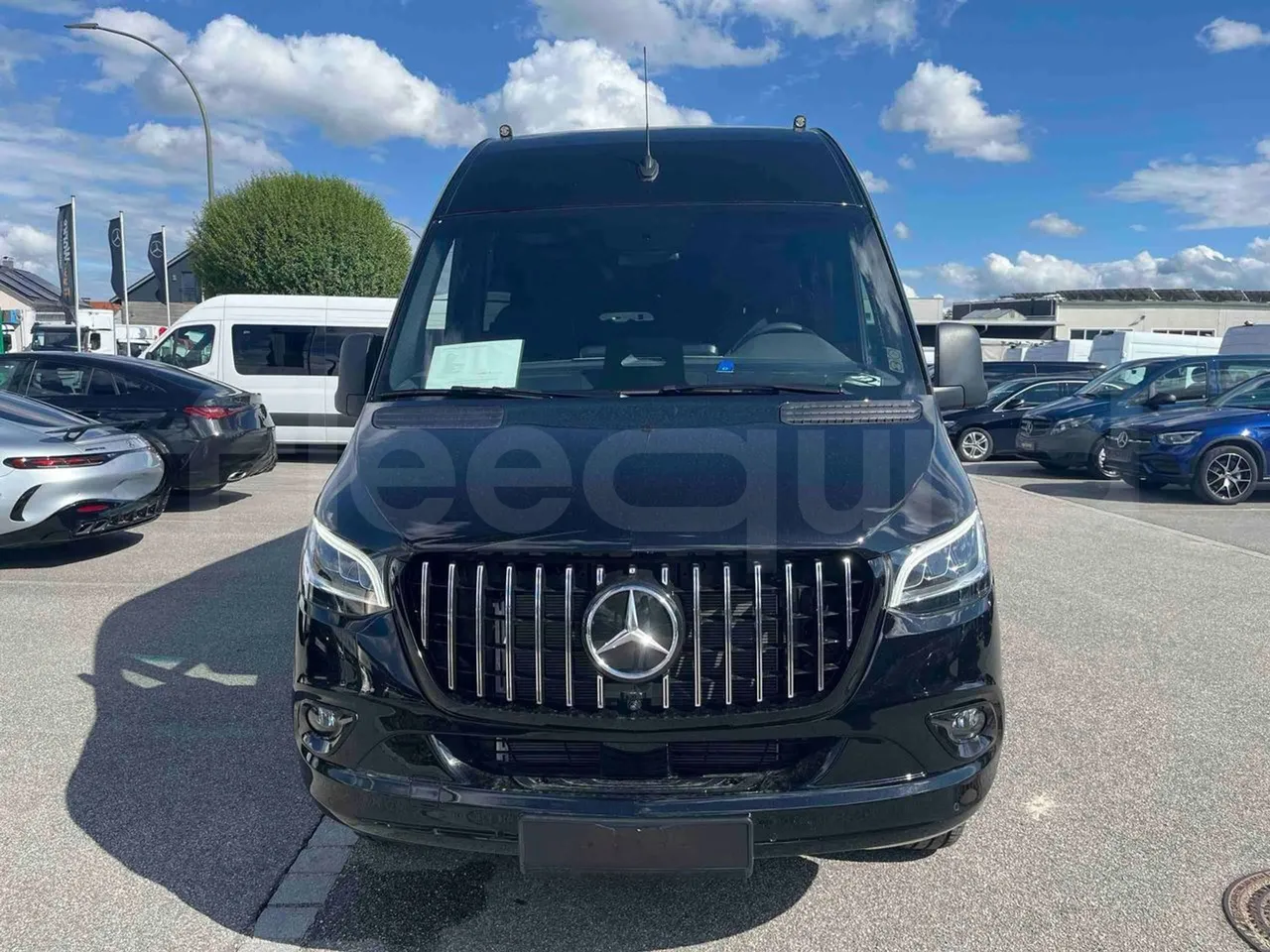 Mercedes-Benz Sprinter - front photo