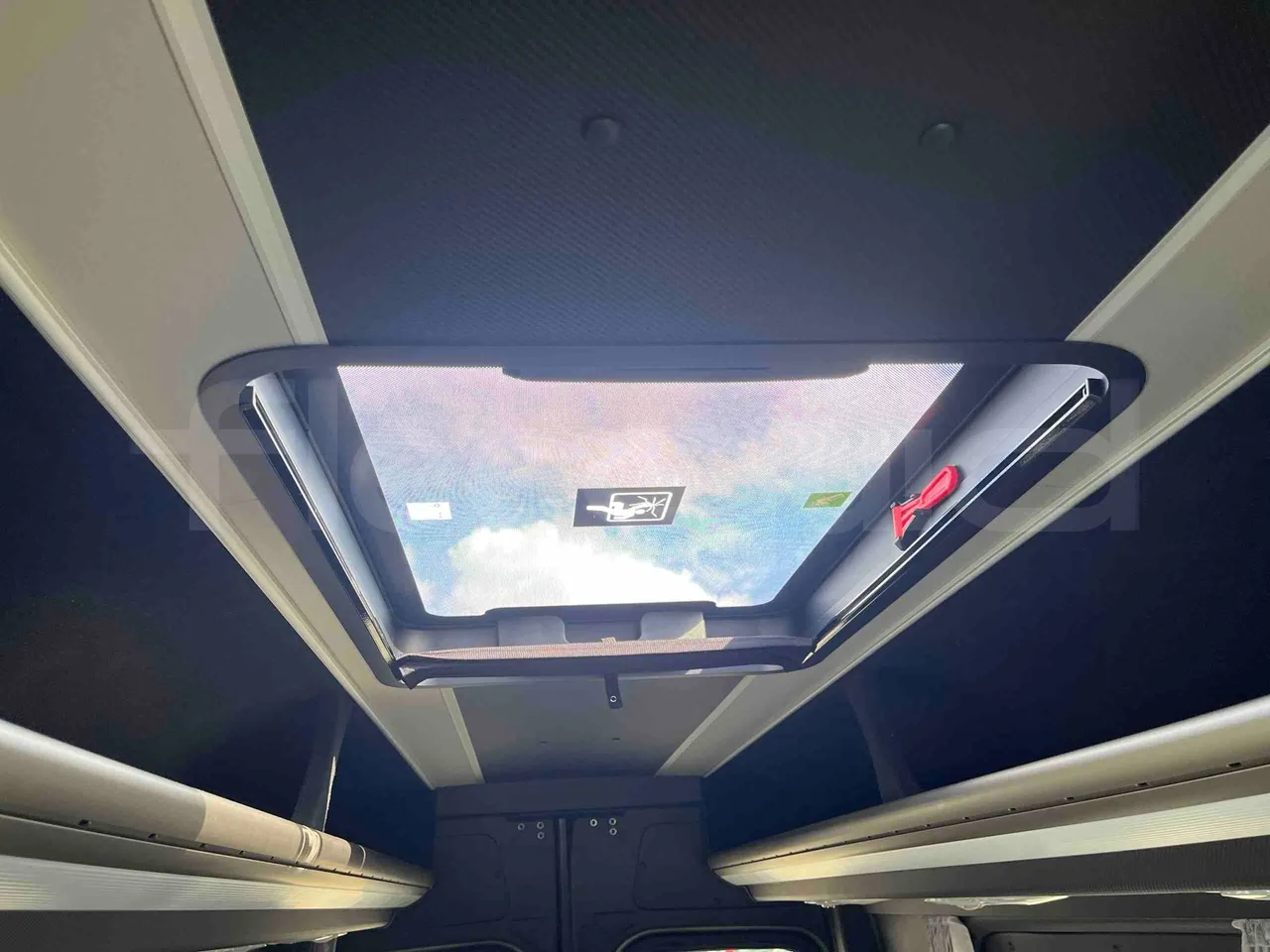 Mercedes-Benz Sprinter - roof hatch 1