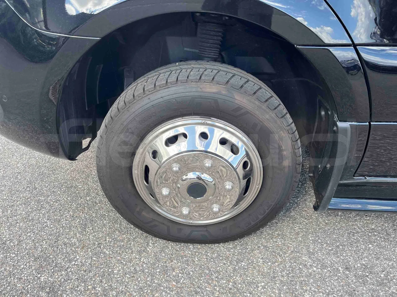 Mercedes-Benz Sprinter - tread condition front tires left