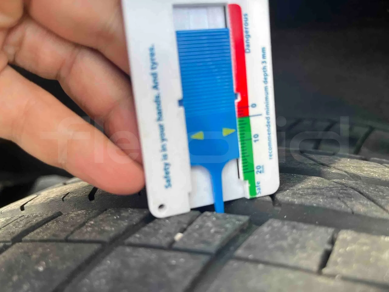 Mercedes-Benz Sprinter - tread condition front tires right
