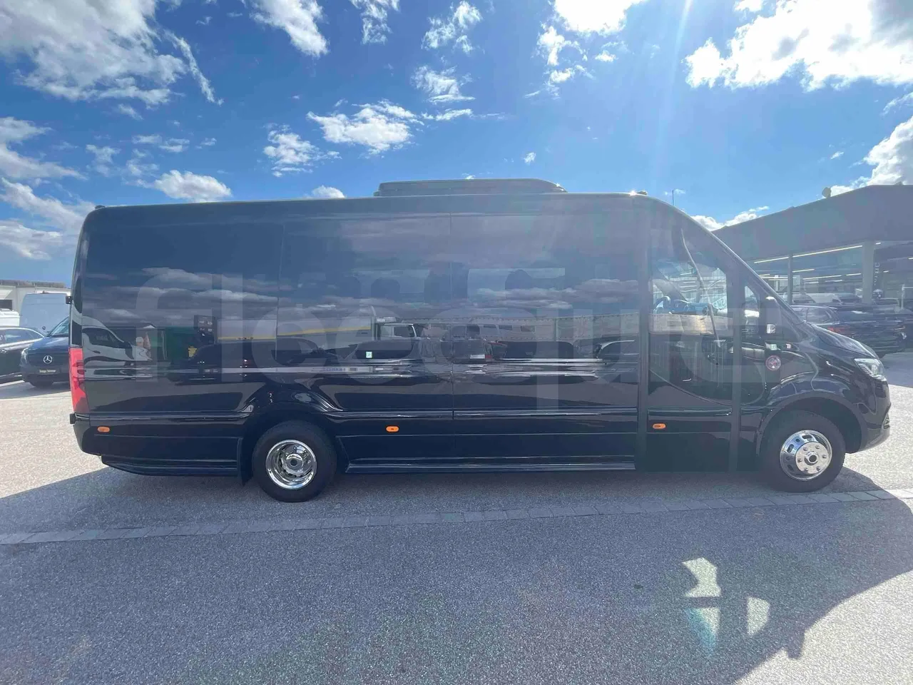 Mercedes-Benz Sprinter - right side doors closed