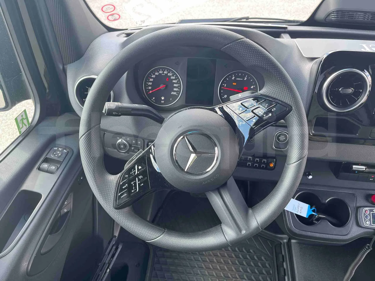 Mercedes-Benz Sprinter - steering wheel photo
