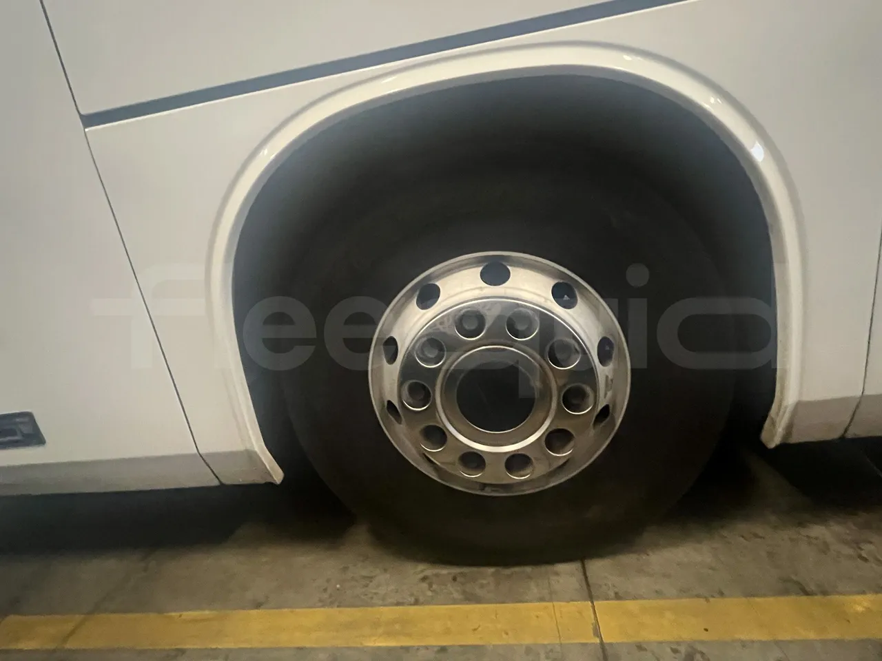 Iveco Beulas - First Axle Left Side: Complete Tyre