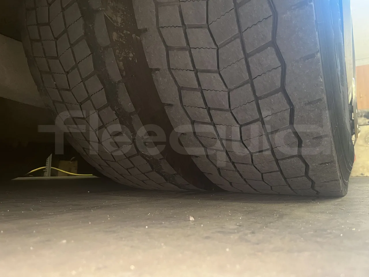 Iveco Beulas - Second Axle Left Side: Tyre Thickness