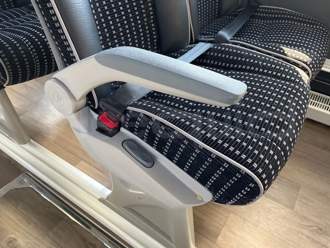 Irizar i6 12.35 - EUR6 - 331kW - 12.200m - armrest detail photo