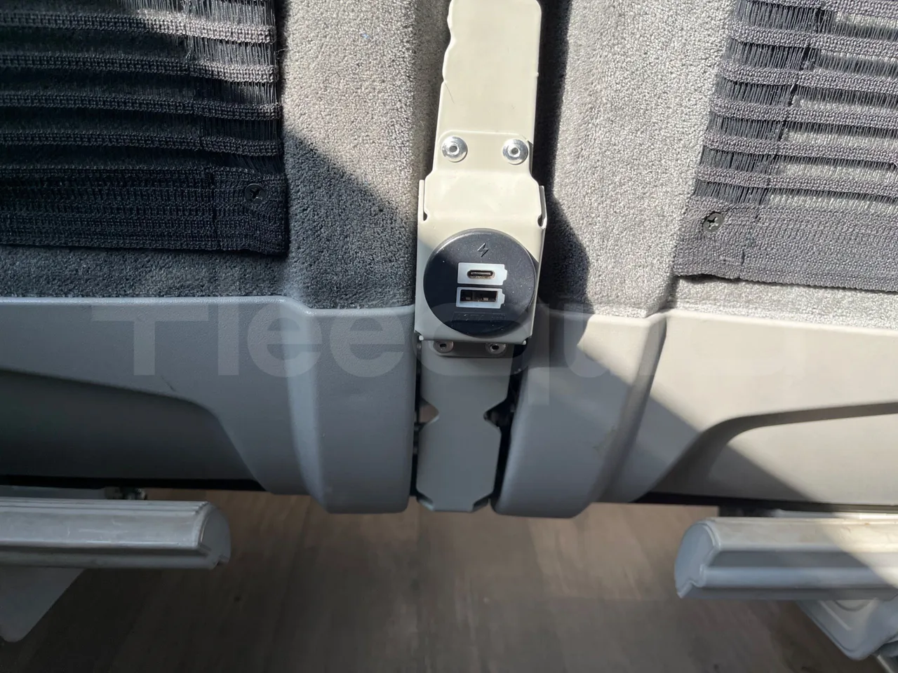 Irizar i6 12.35 - EUR6 - 331kW - 12.200m - usb charging detail