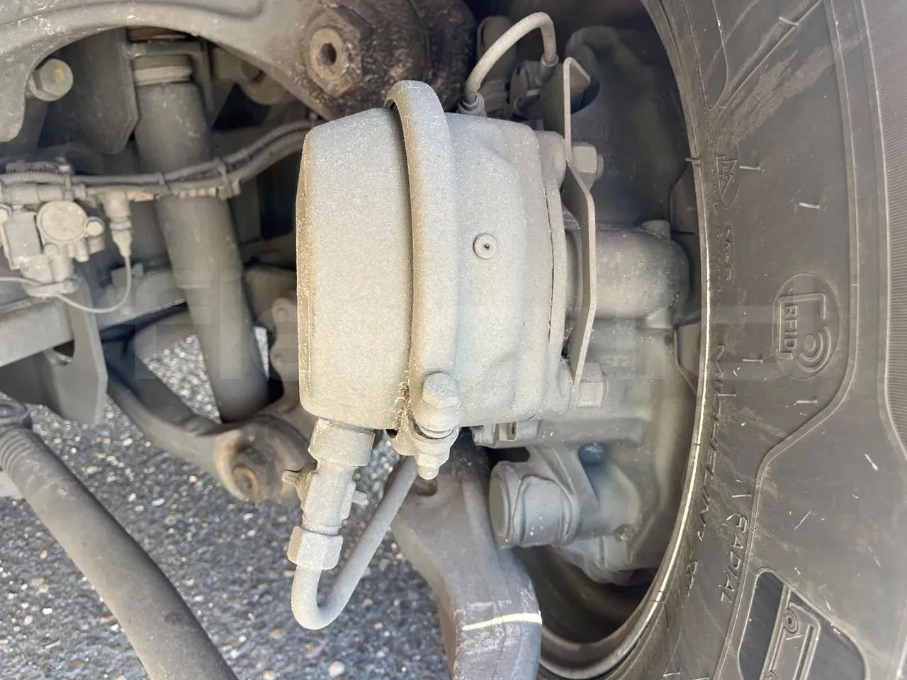 Irizar i6 12.35 - EUR6 - 331kW - 12.200m - front brake calipers left