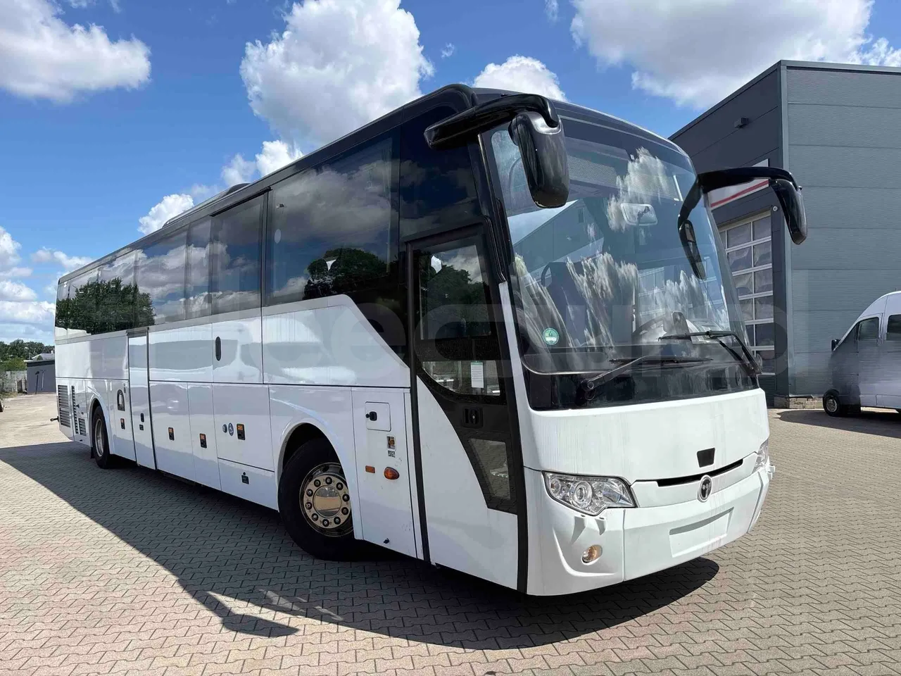 Temsa Safari - 3/4 front right doors