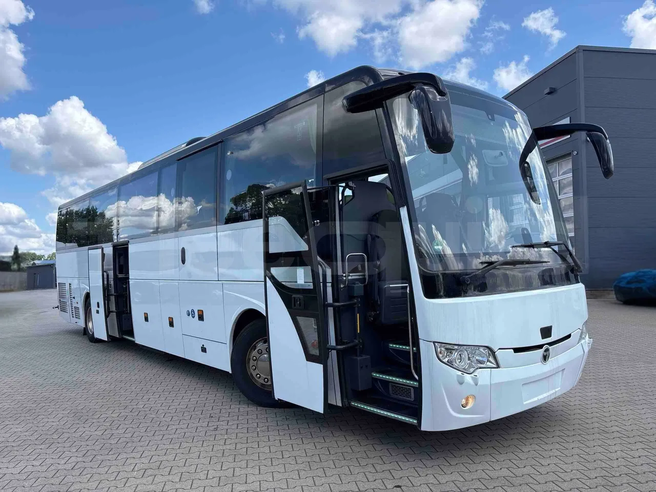 Temsa Safari - 3/4 right front doors open