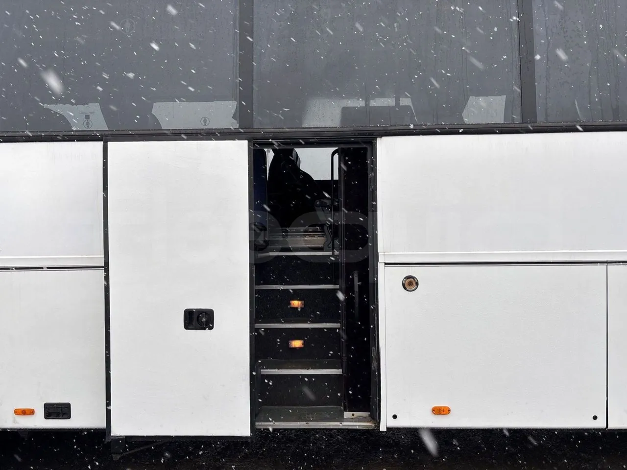 Bova B V Futura FHD 127.365 - EUR4 - 266kW - 12.7m - front door 2 open