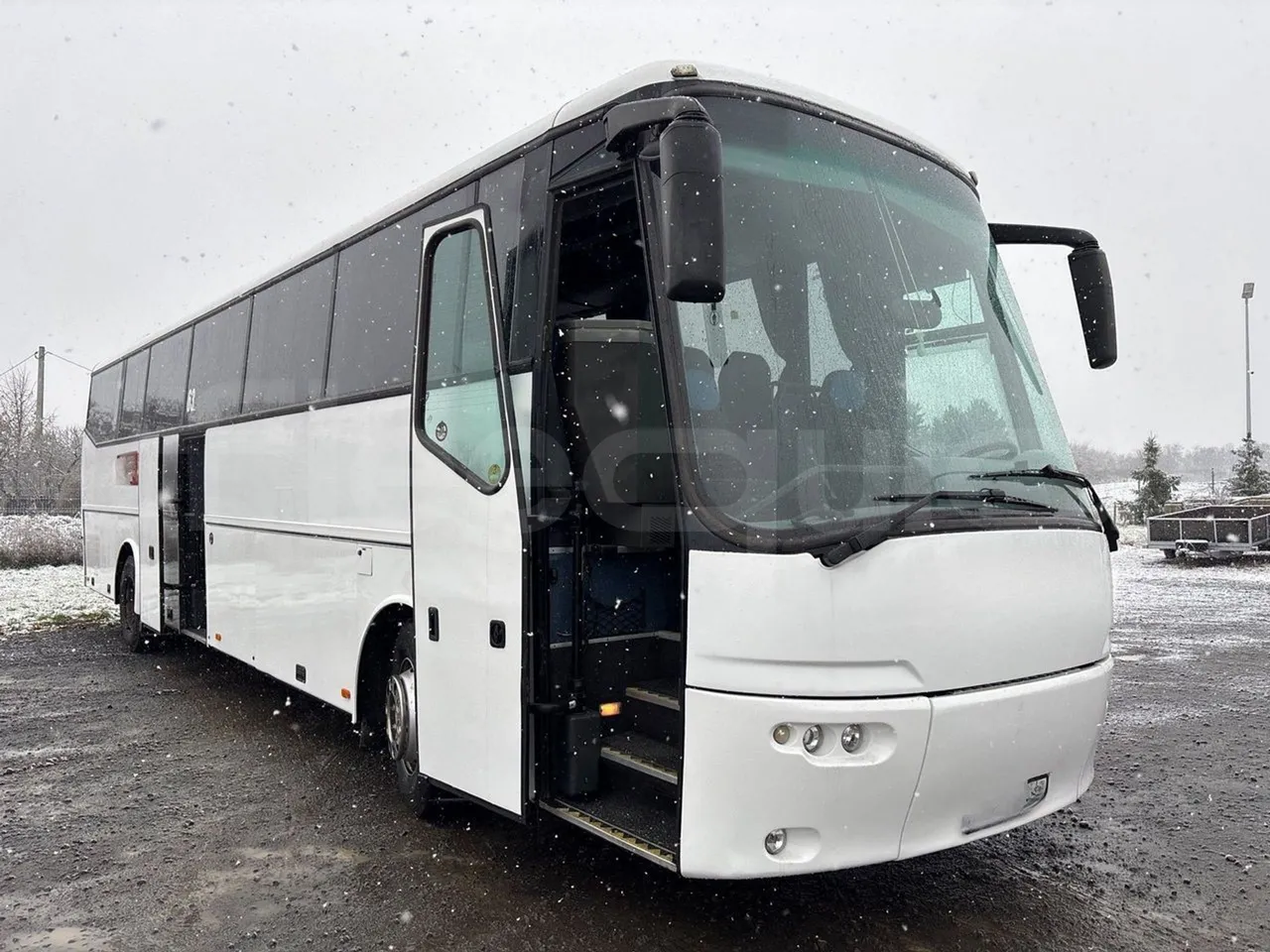 Bova B V Futura FHD 127.365 - EUR4 - 266kW - 12.7m - 3/4 right front doors open