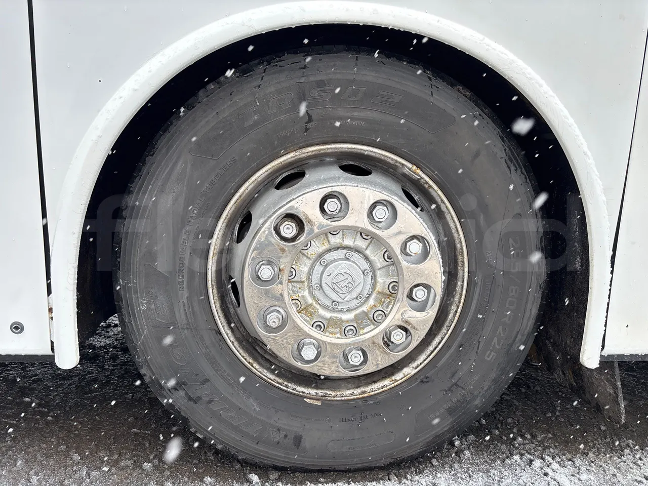 Bova B V Futura FHD 127.365 - EUR4 - 266kW - 12.7m - front left tire measurements