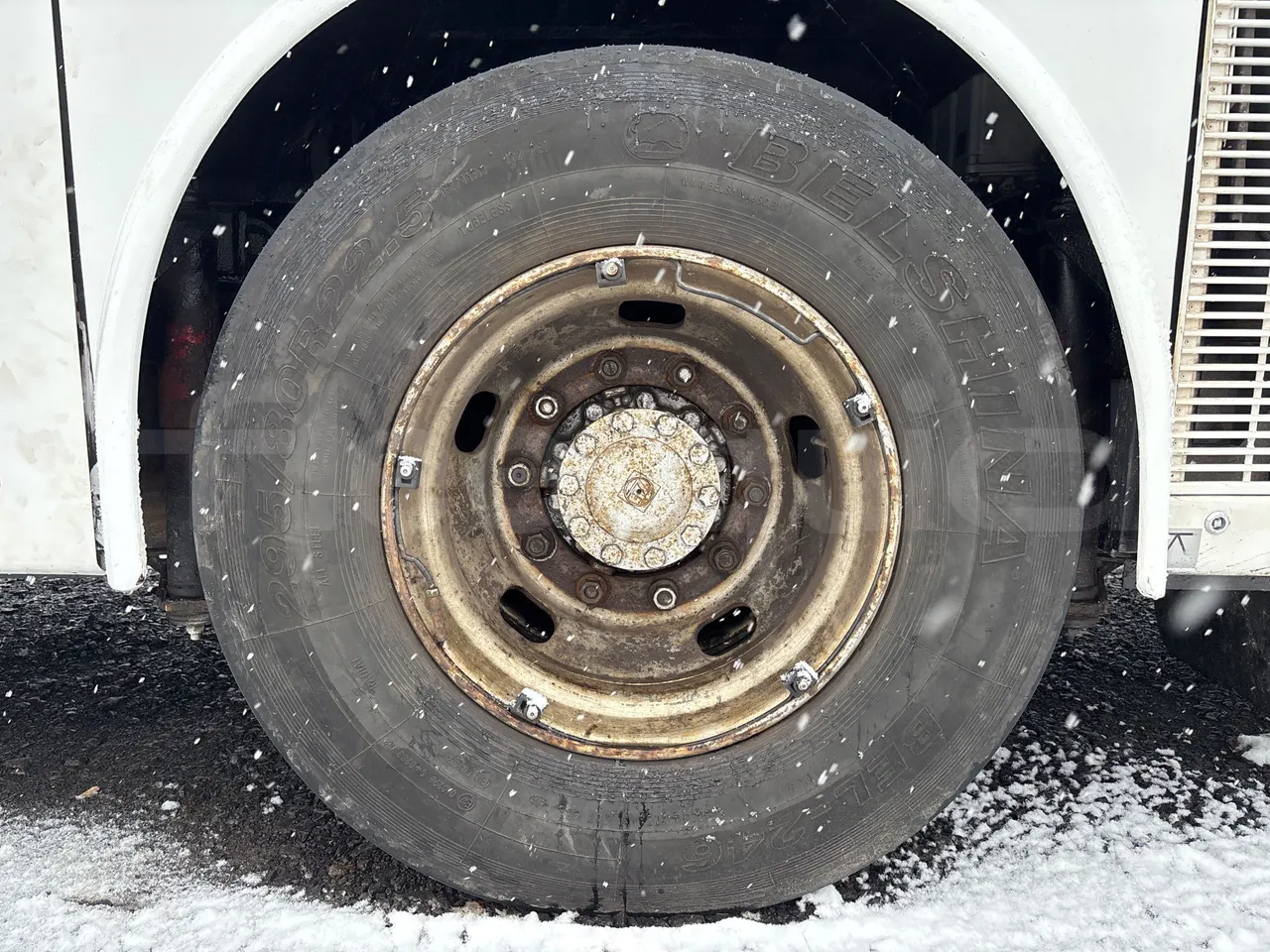 Bova B V Futura FHD 127.365 - EUR4 - 266kW - 12.7m - rear left tire photo