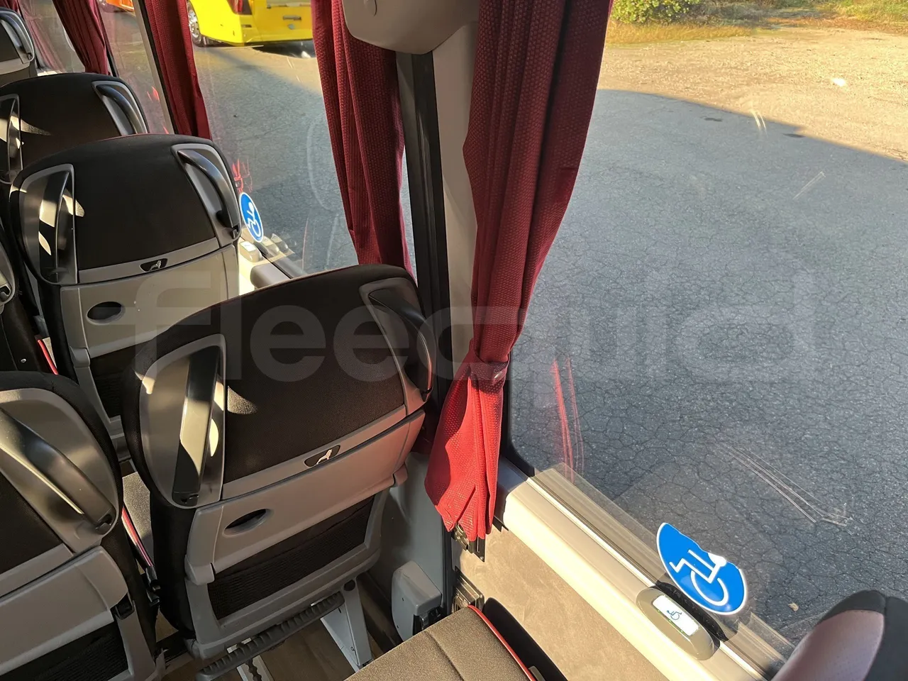 Man Lion's Coach L - Image