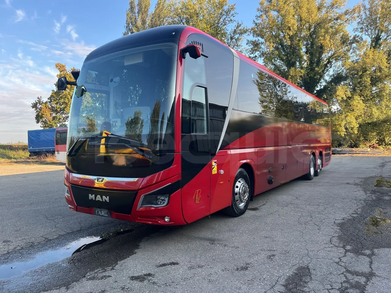 Man Lion's Coach L - 3/4 Front Left Side