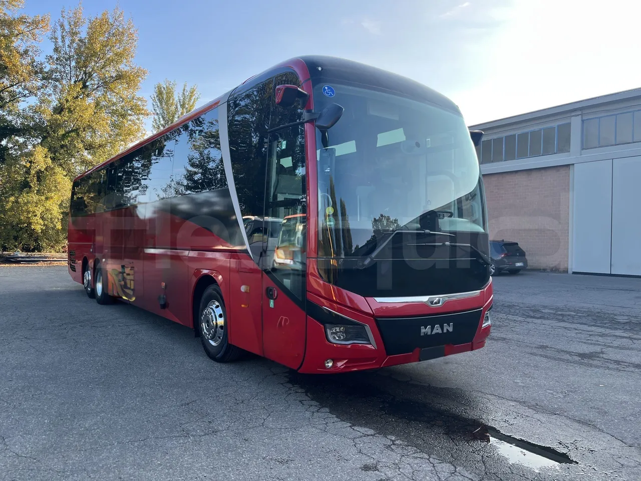 Man Lion's Coach L - Base cover photo