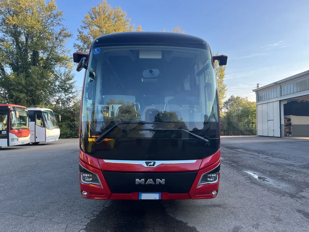Man Lion's Coach L - Front