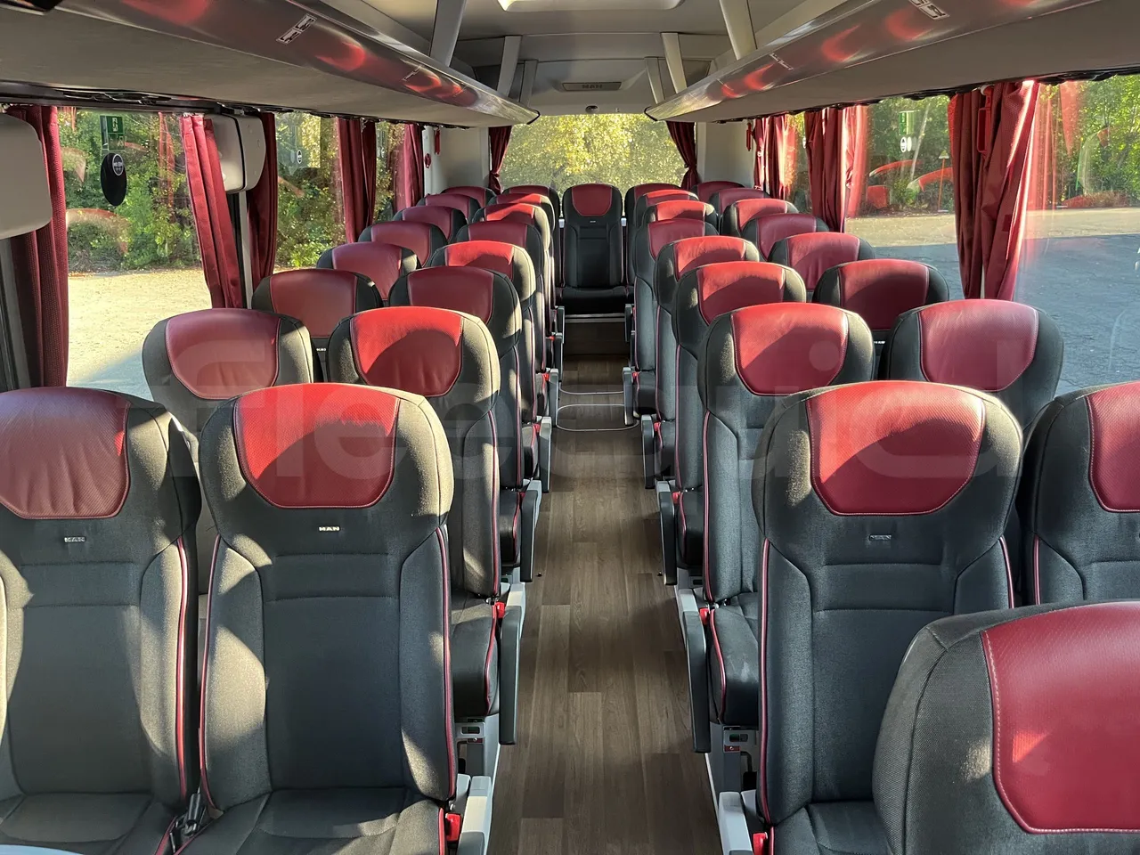 Man Lion's Coach L - Reverse Seats From Middle Position
