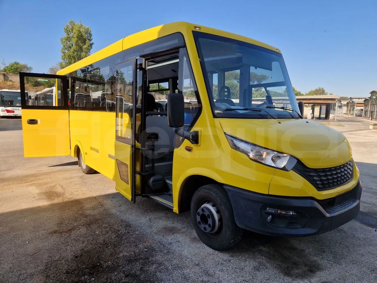 Iveco Indcar WGIVMY11 MOBI SCUOLABUS - EUR6 - 100Kw - 8,592m - 3/4 right front doors open