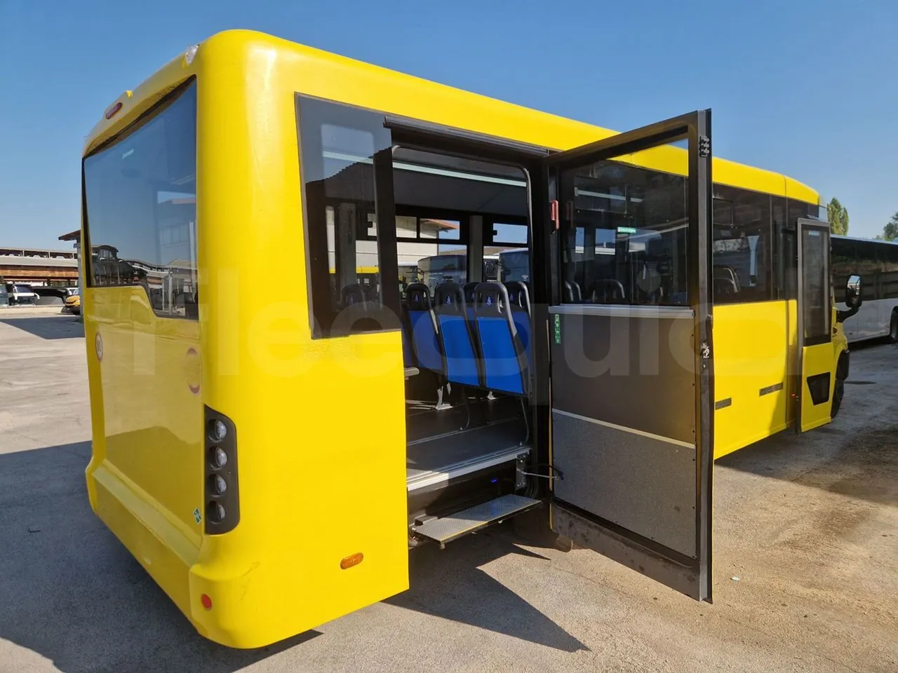Iveco Indcar WGIVMY11 MOBI SCUOLABUS - EUR6 - 100Kw - 8,592m - 3/4 right rear doors open