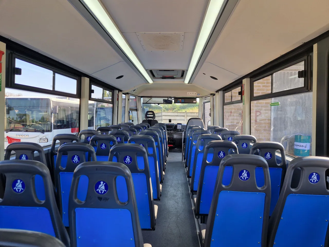 Iveco Indcar WGIVMY11 MOBI SCUOLABUS - EUR6 - 100Kw - 8,592m - forward view middle aisle