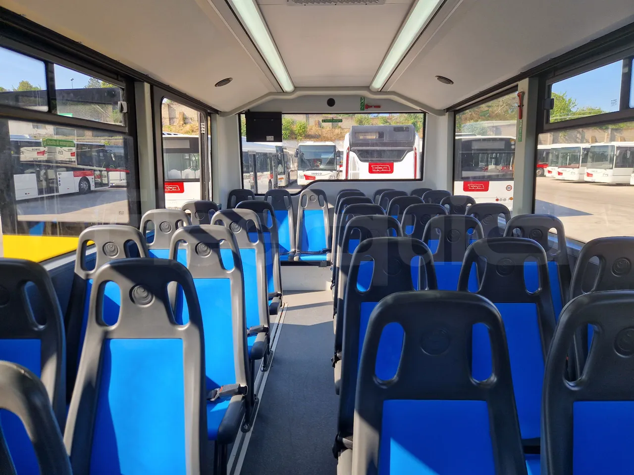 Iveco Indcar WGIVMY11 MOBI SCUOLABUS - EUR6 - 100Kw - 8,592m - reverse view middle aisle