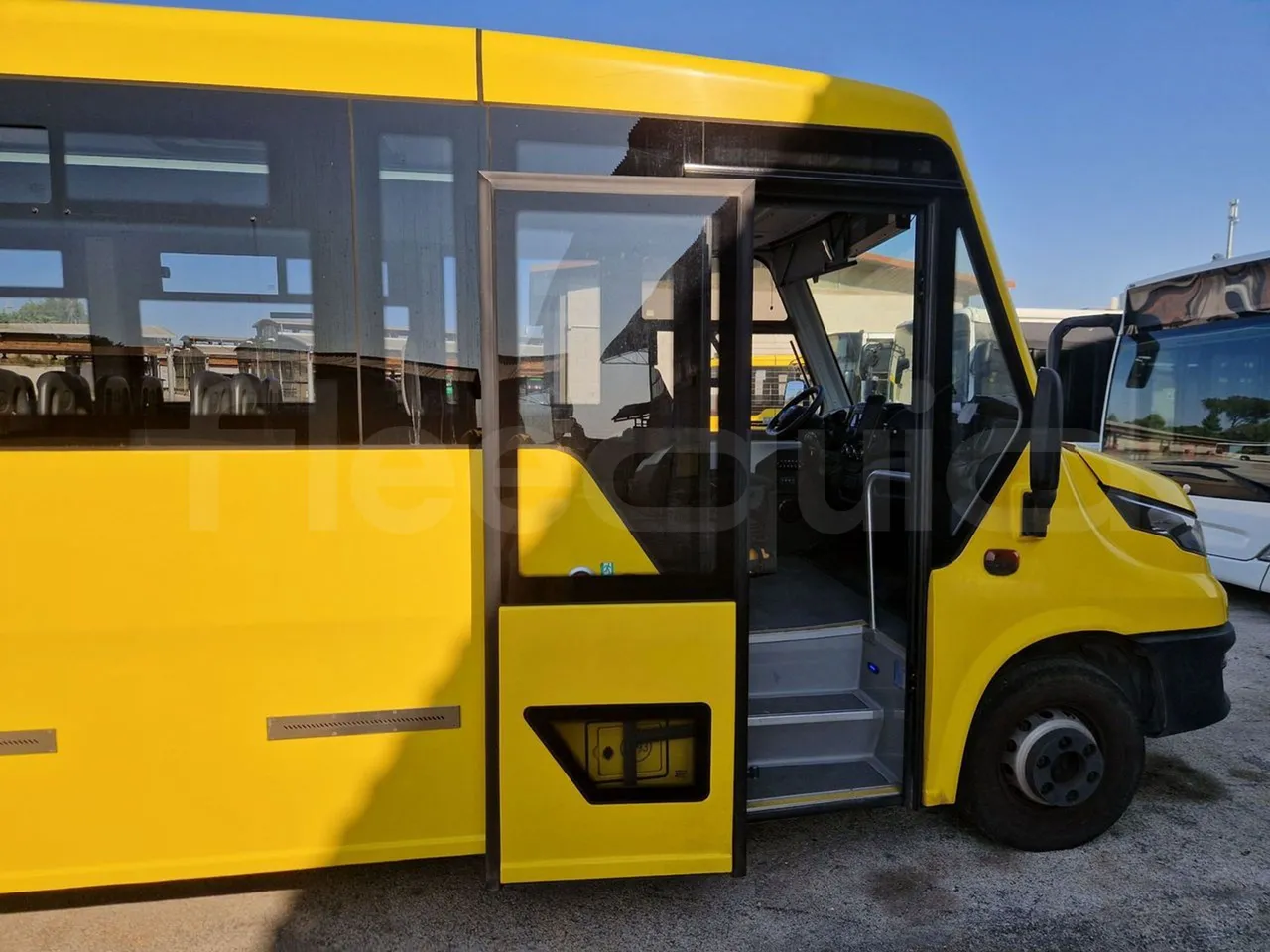 Iveco Indcar WGIVMY11 MOBI SCUOLABUS - EUR6 - 100Kw - 8,592m - platform open photo