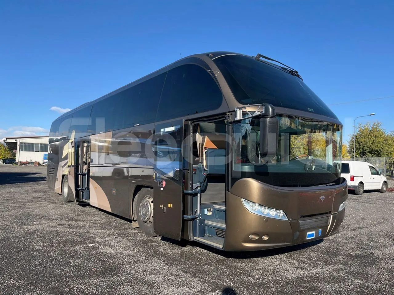 Neoplan Cityliner 	P14 - Euro5 - 324kW - 12.240mt - 3/4 right front doors open