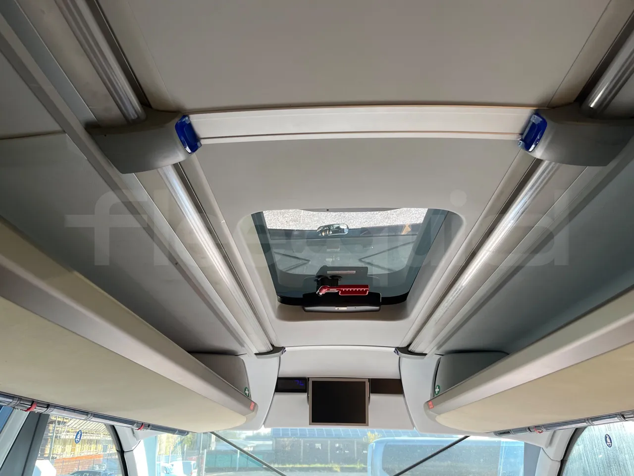 Neoplan Cityliner 	P14 - Euro5 - 324kW - 12.240mt - roof hatch 2