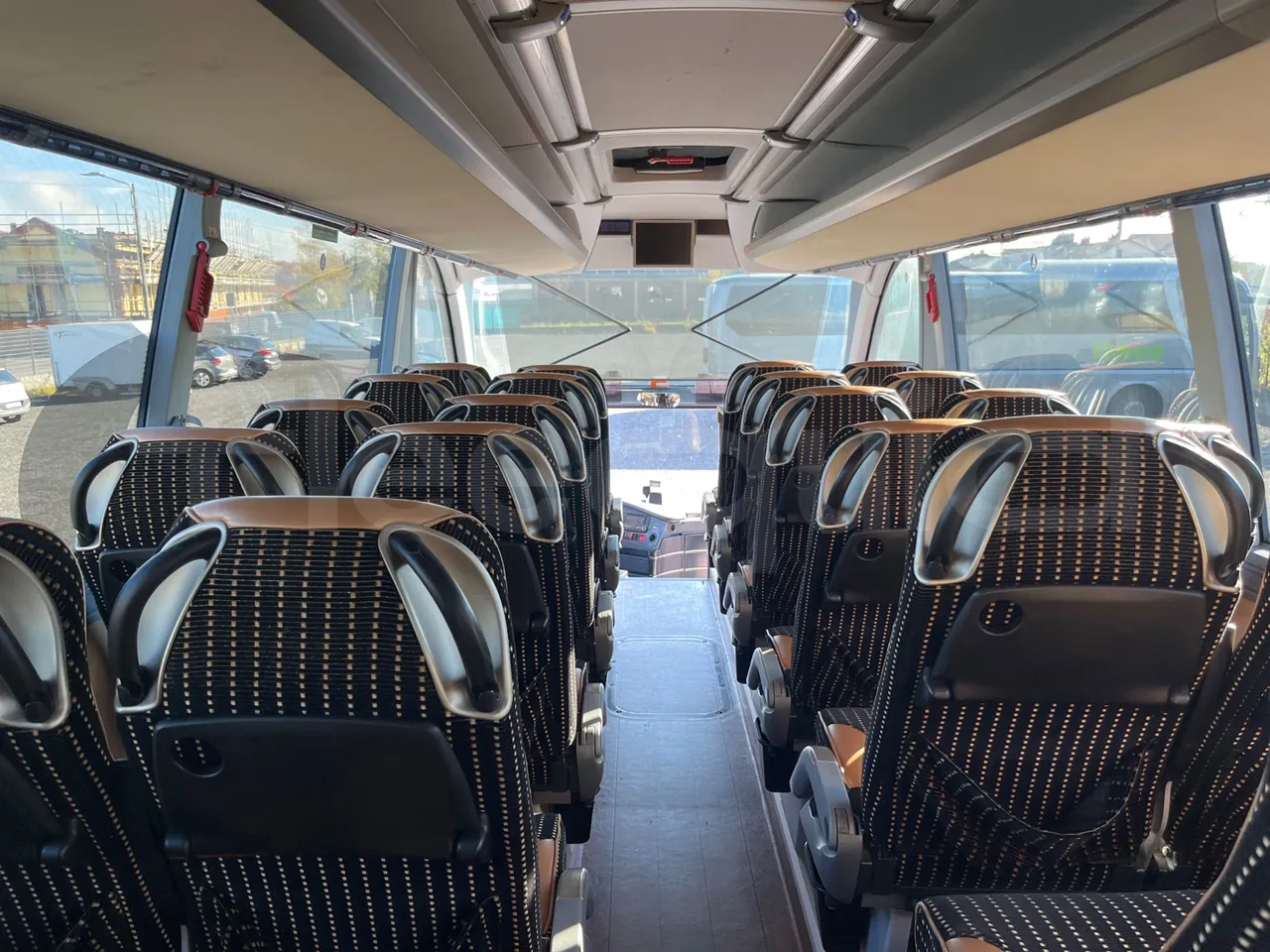 Neoplan Cityliner 	P14 - Euro5 - 324kW - 12.240mt - forward view middle aisle