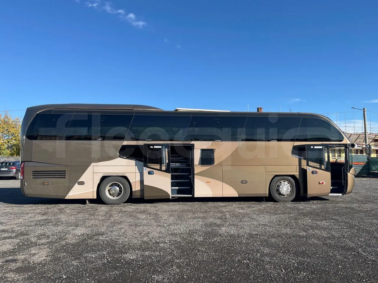 Neoplan Cityliner 	P14 - Euro5 - 324kW - 12.240mt - right side doors open