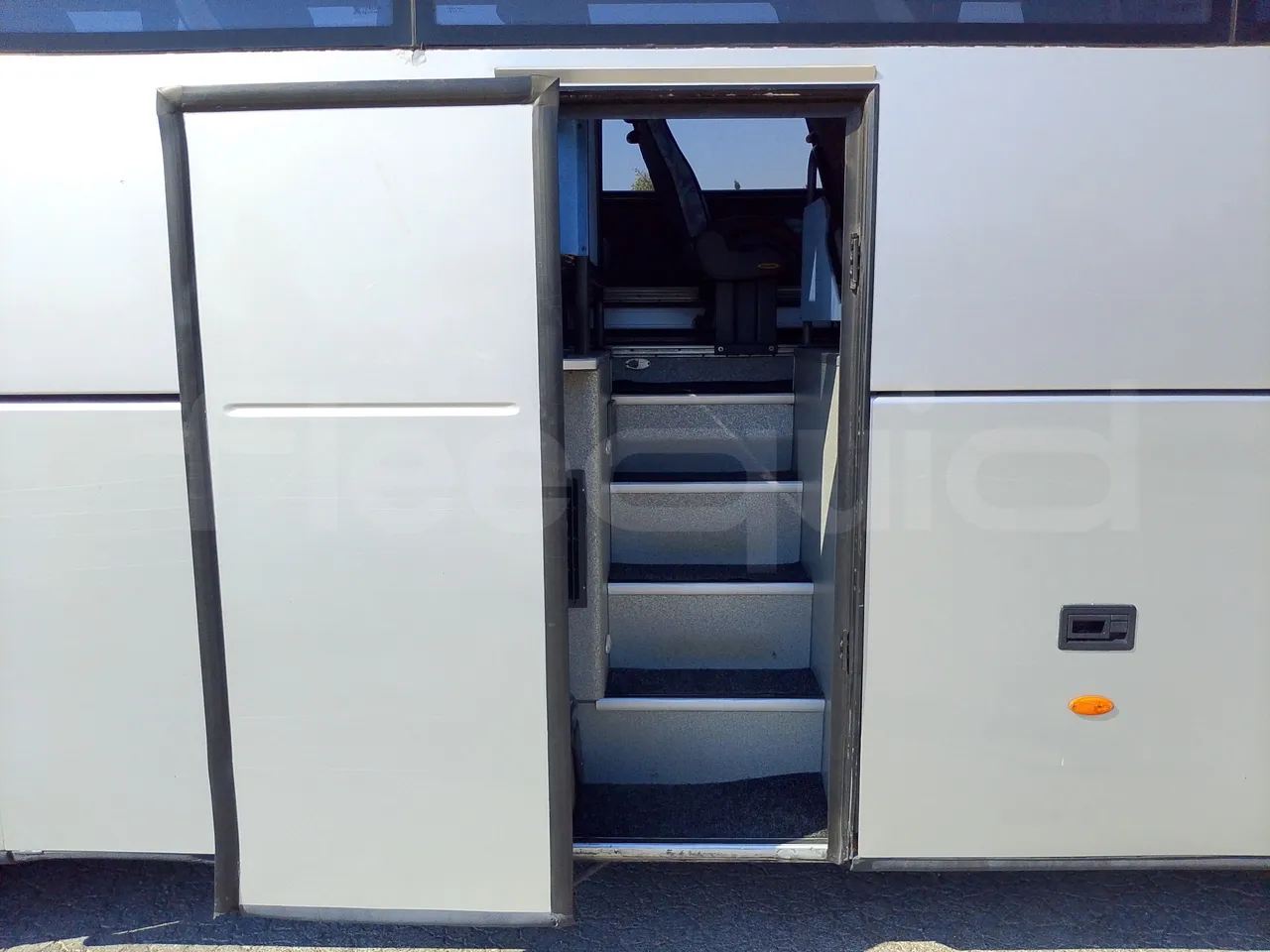 Volvo Barbi Genesis HDL N53 -EUR3 -309kW-12.23m - front door 2 open