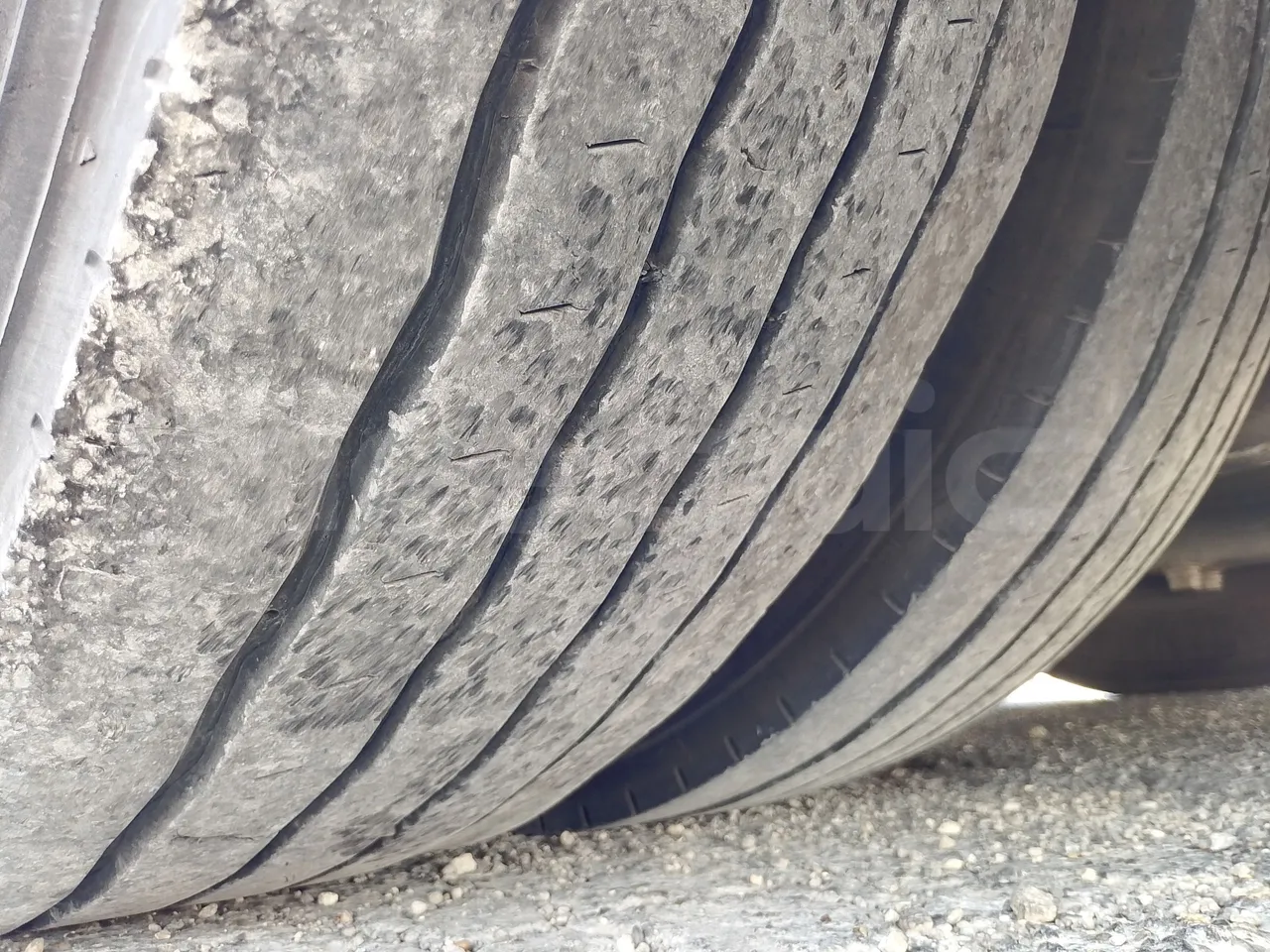 Volvo Barbi Genesis HDL N53 -EUR3 -309kW-12.23m - tread condition second axle tires left