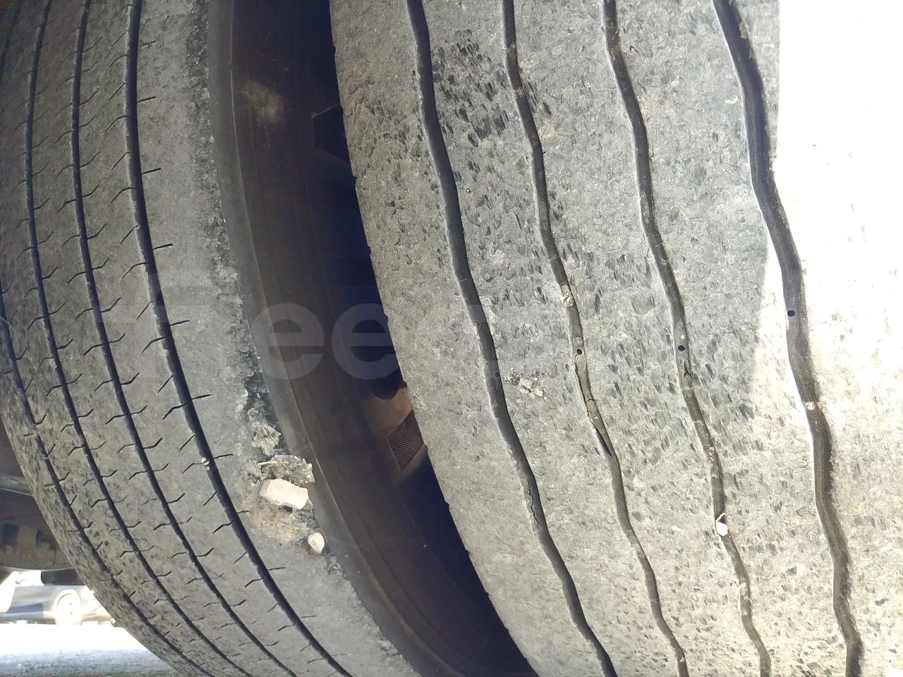 Volvo Barbi Genesis HDL N53 -EUR3 -309kW-12.23m - tread condition second axle tires right